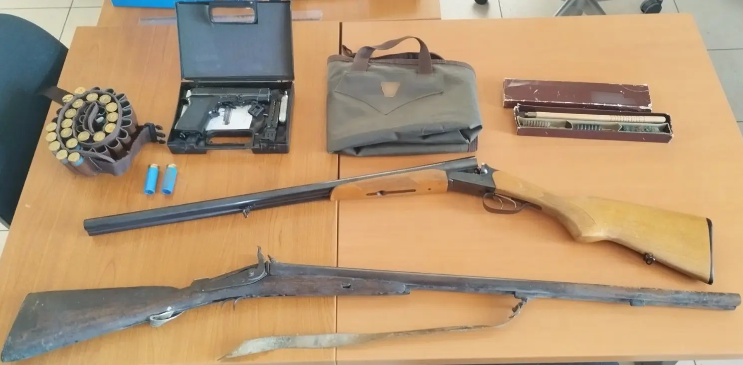 20χρονος στην Κερατέα, είχε στο σπίτι του παράνομα όπλα