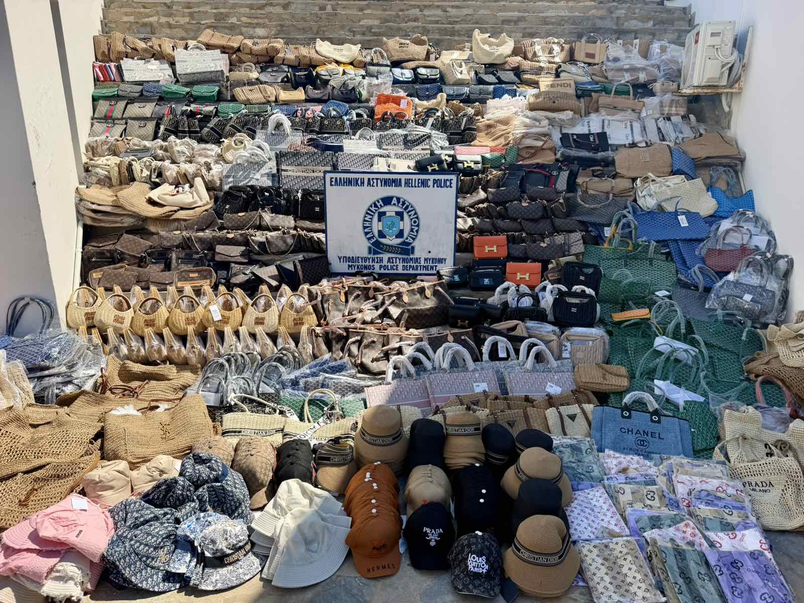 Αστυνομική επιχείρηση πραγματοποιήθηκε στη Μύκονο για την καταπολέμηση του παρεμπορίου (βίντεο)