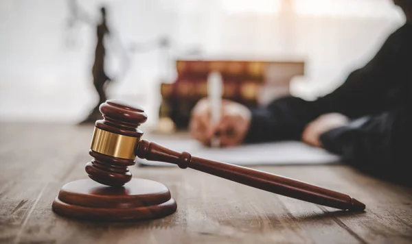 Αντιμέτωπος με απόπειρα ανθρωποκτονίας 25χρονος που προφυλακίστηκε για ληστεία