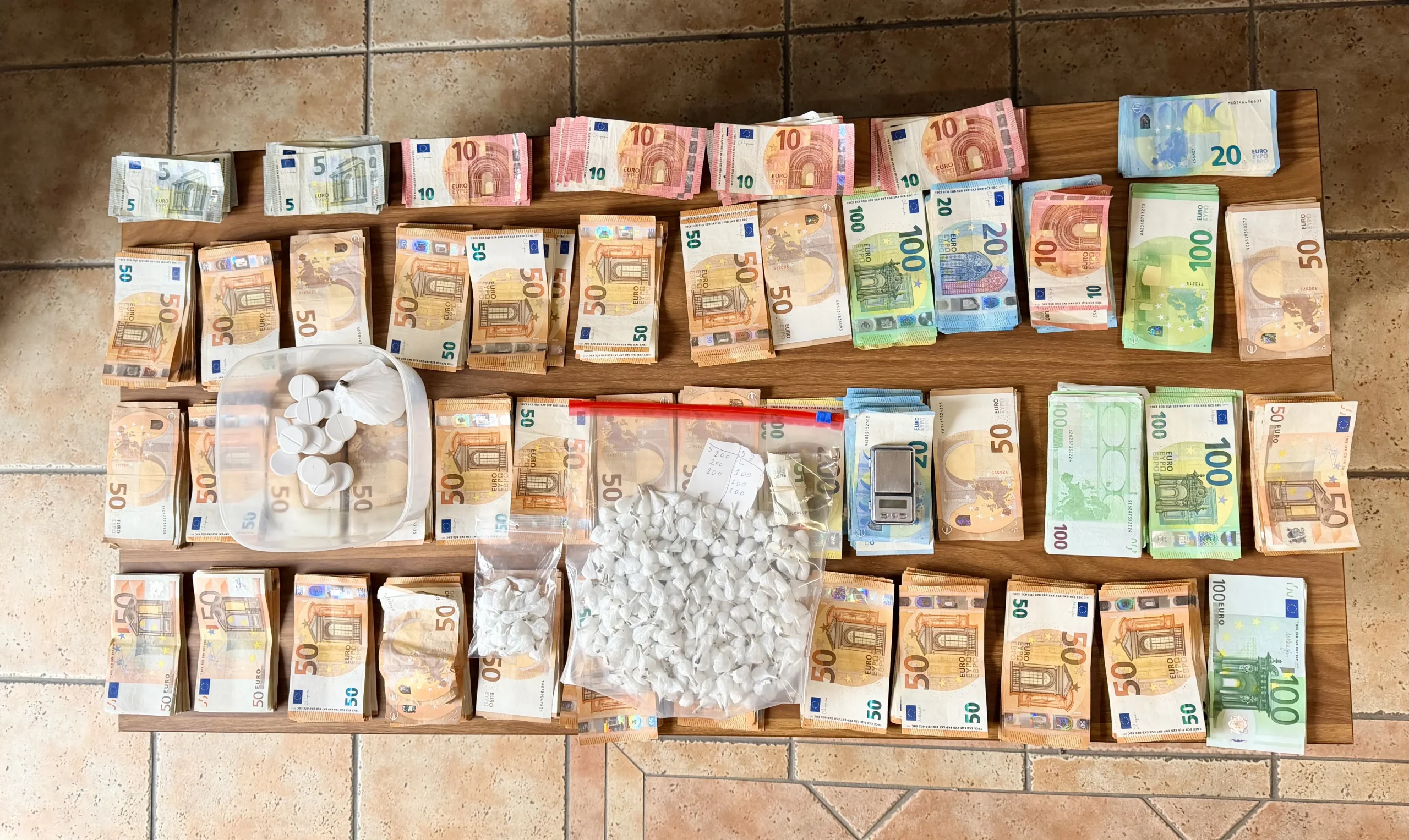 Eξαρθρώθηκε εγκληματική ομάδα διακίνησης κοκαΐνης στη Δυτική Αττική – 40.670  ευρώ το παράνομο όφελος