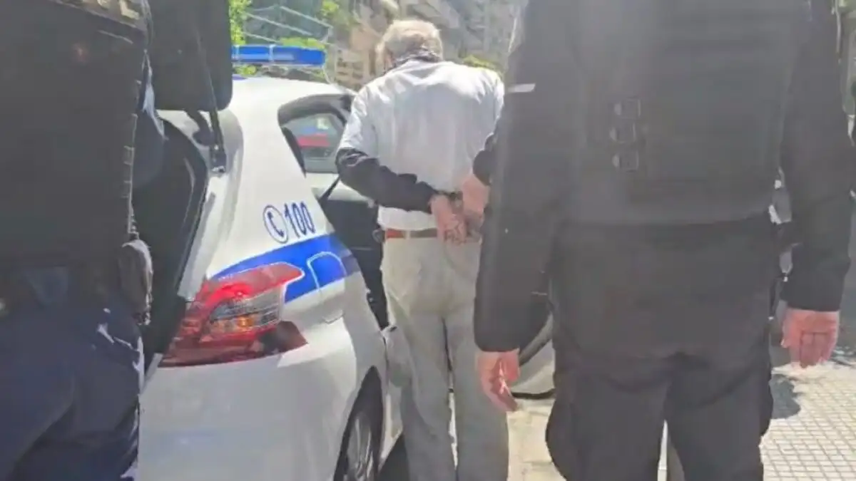 Δίωξη για απόπειρα ληστείας σε 67χρονο που μπήκε με σφυρί σε τράπεζα