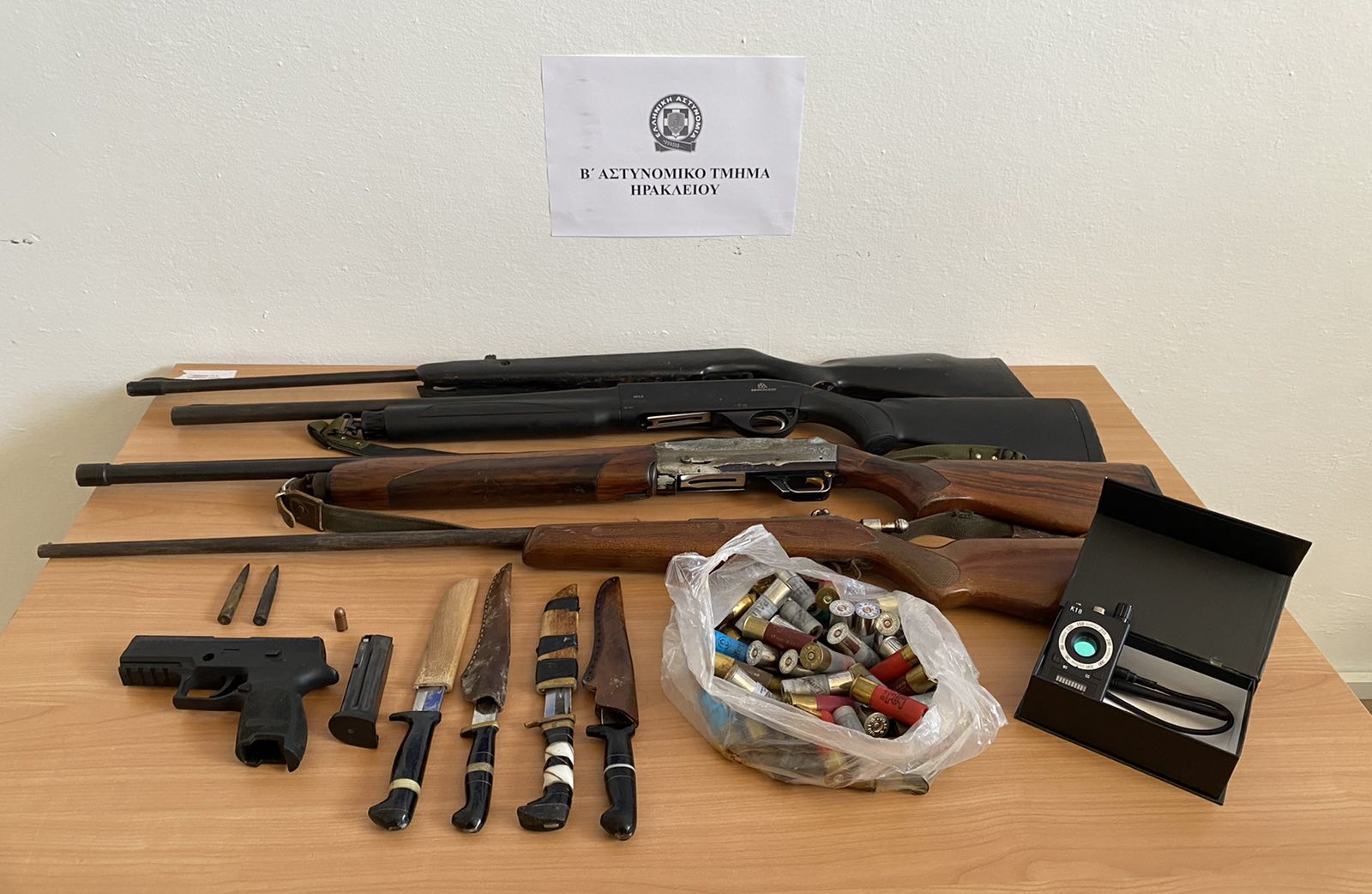Ηράκλειο: Οργανωμένη επιχείρηση της ΕΛ.ΑΣ. ξεσκέπασε κρυμμένα όπλα και παραβάσεις σε ποιμνιοστάσιο στο Μαλεβίζι