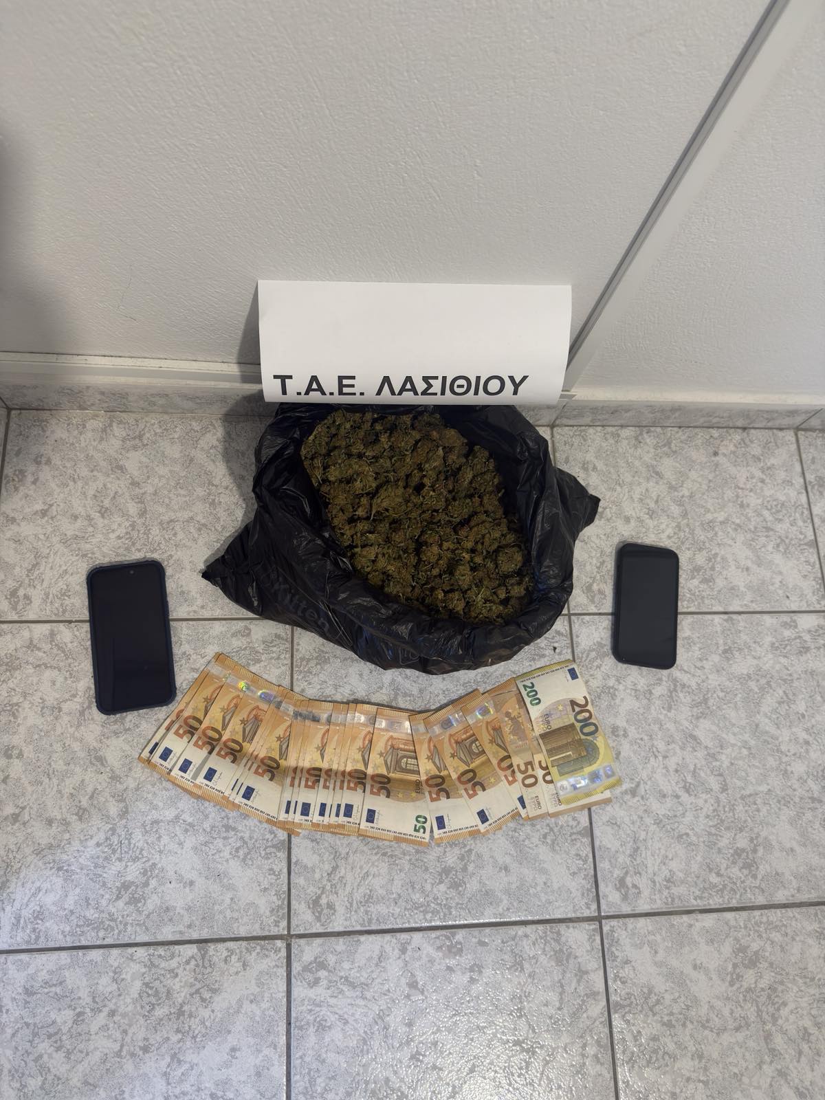 Χειροπέδες σε δύο νεαρούς για διακίνηση κάνναβης στο Λασίθι – Είχαν πάνω από 3.000 ευρώ και ζυγαριές ακριβείας