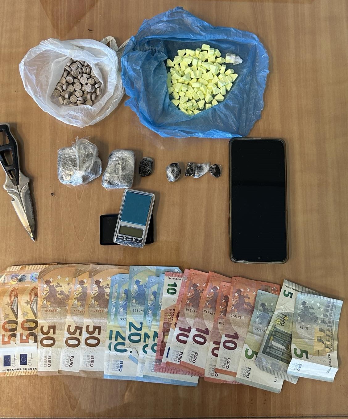 Χειροπέδες σε 37χρονο στο Ηράκλειο: Είχε σπίτι του «σοκολάτα» κάνναβης, οπιοειδή και μετρητά