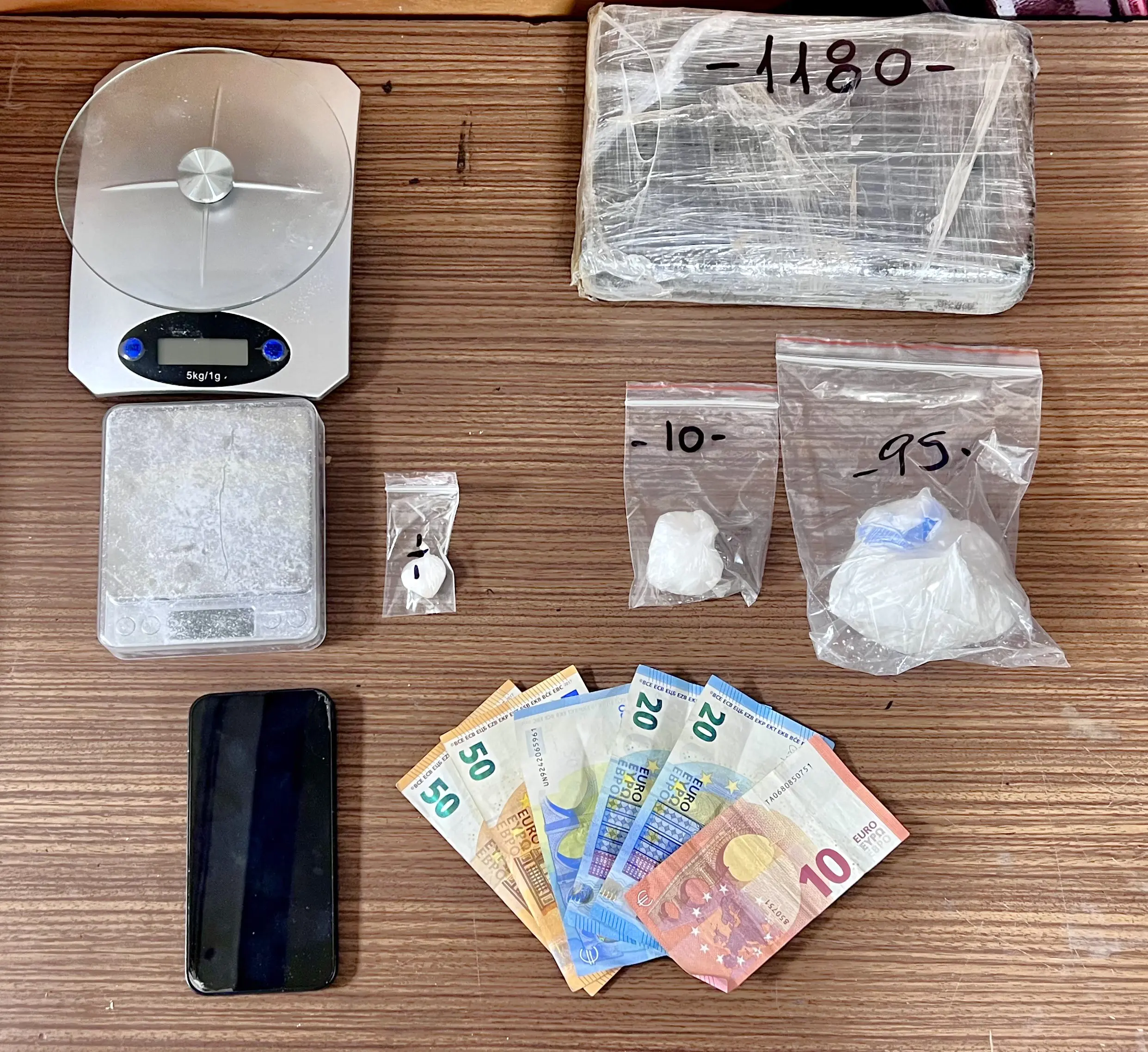Χειροπέδες σε 25χρονο με πάνω από ένα κιλό κοκαΐνη – Εκκρεμούσε ένταλμα για ληστεία και εκβίαση