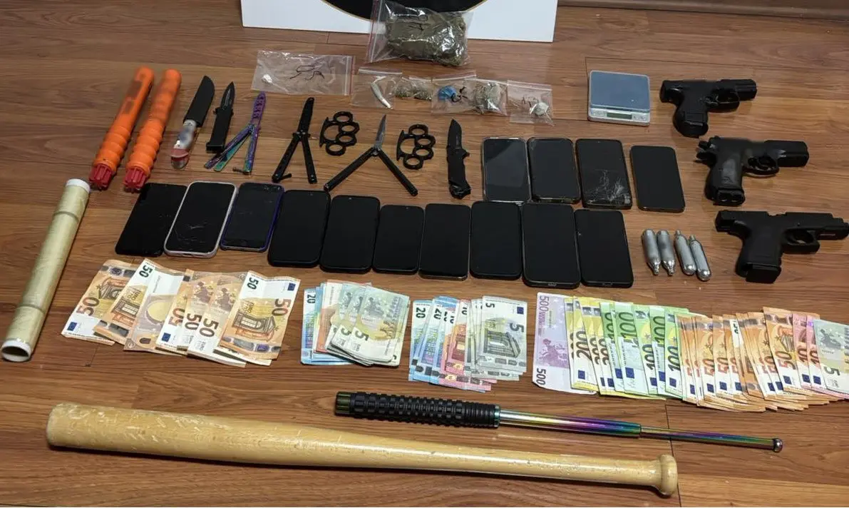 Εξαρθρώθηκαν δύο εγκληματικές οργανώσεις που πουλούσαν ναρκωτικά σε ανήλικους, στα Βόρεια Προάστεια (βίντεο)