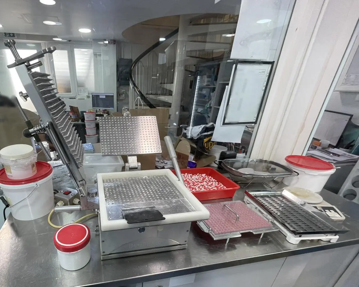 Χαλάνδρι: Εξαρθρώθηκε διεθνές κύκλωμα αναβολικών με «εγκέφαλο» φαρμακοποιό (βίντεο)