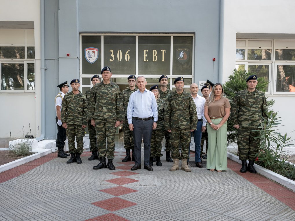 Επίσκεψη Θανάση Δαβάκη στο 306 Εργοστάσιο Βάσης Τηλεπικοινωνιών στις Αχαρνές