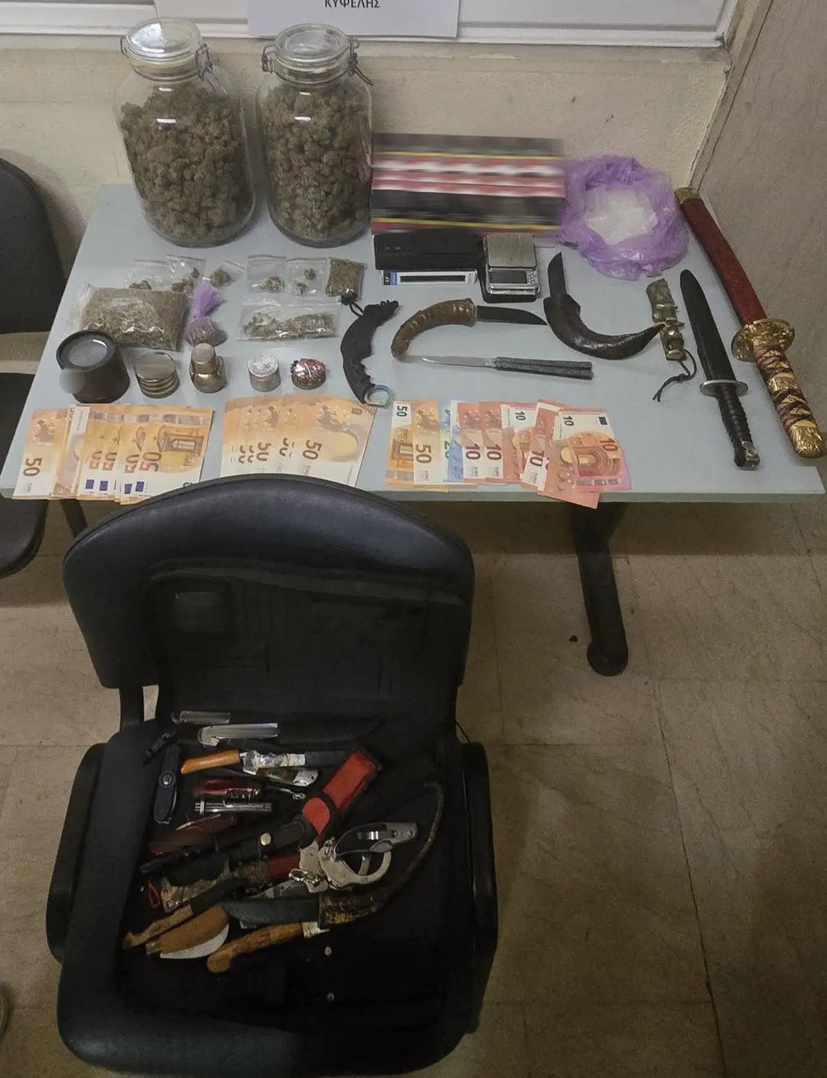 Χειροπέδες σε μάνα και γιο στην Κυψέλη: Είχαν μετατρέψει το σπίτι τους σε «οπλοστάσιο» και καβάτζα ναρκωτικών