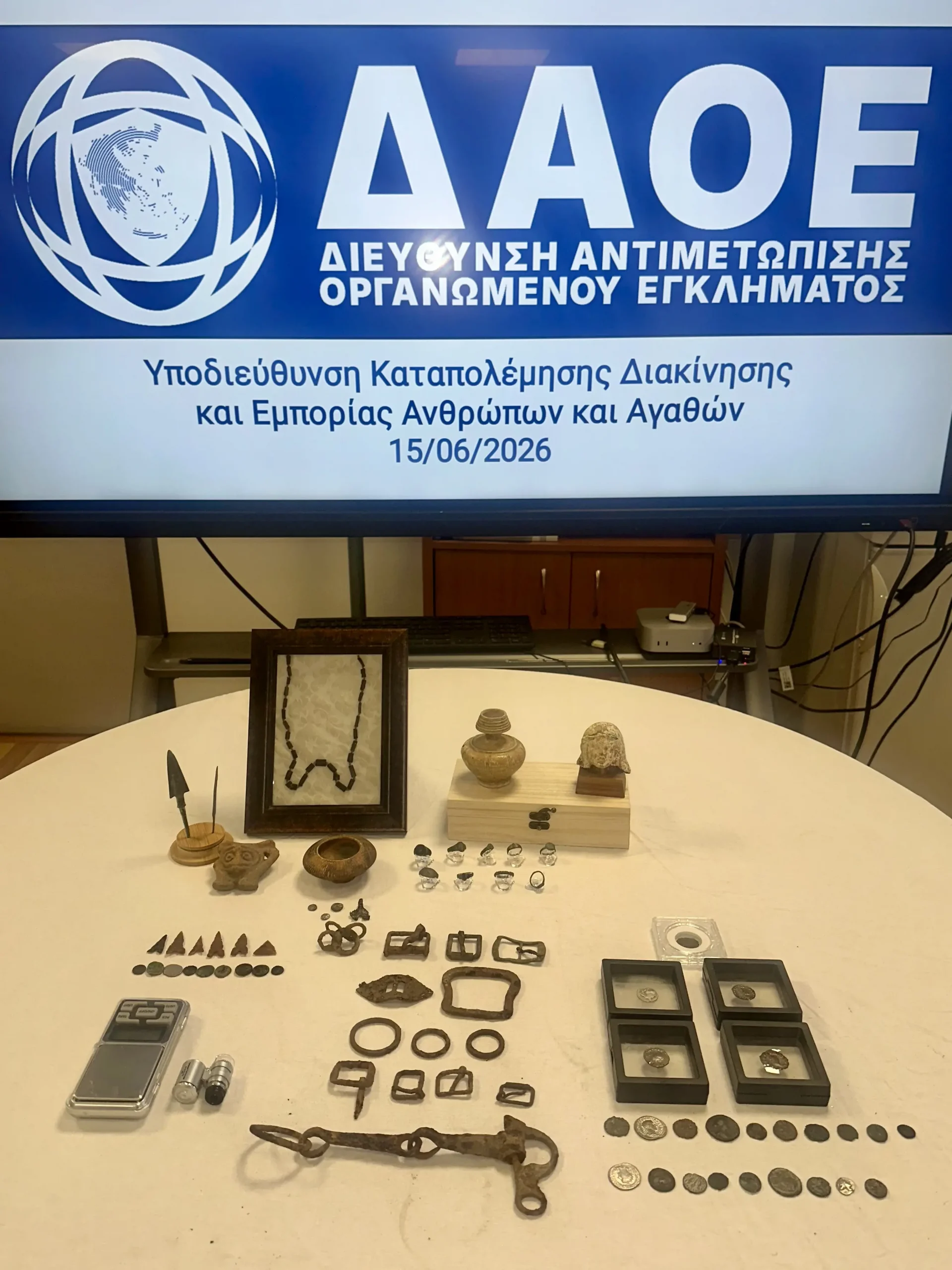 Χειροπέδες σε 56χρονο στην Αθήνα για παράνομη εισαγωγή και πώληση αρχαίων μέσω social media