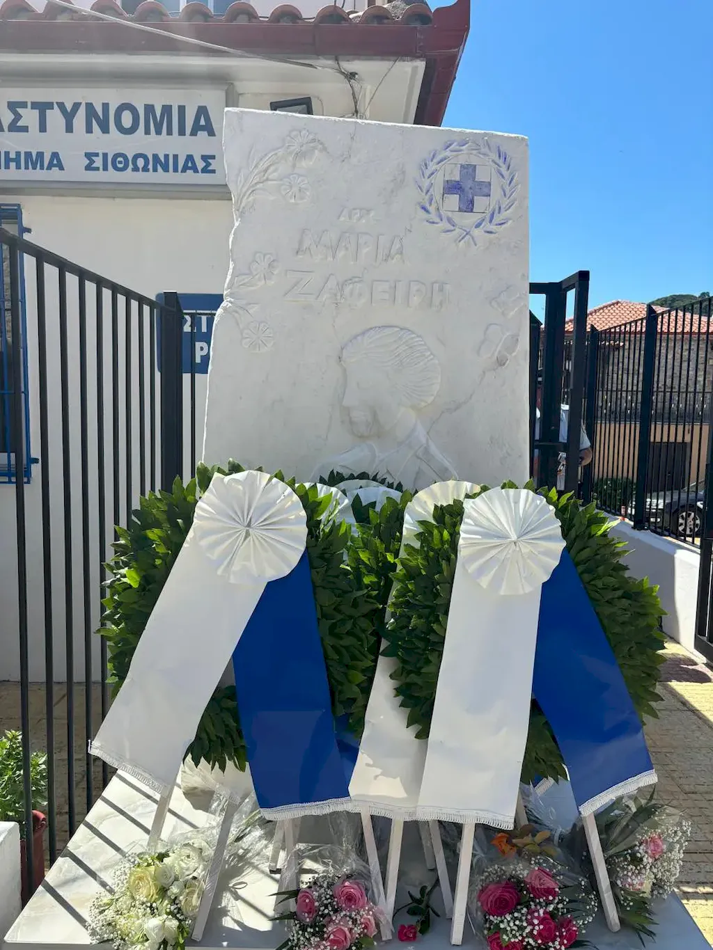 Αποκαλυπτήρια μνημείου και μετονομασίας οδού στη μνήμη της πεσούσης εν ώρα καθήκοντος Ανθυπαστυνόμου ε.α. Μαρίας Ζαφείρη στη Σιθωνία Χαλκιδικής