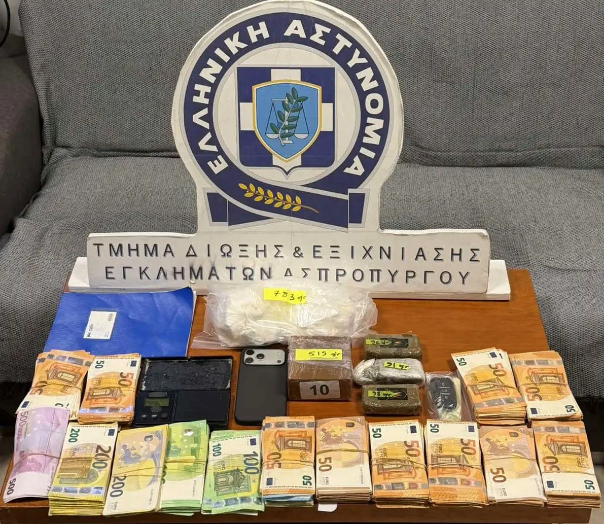 Άγιος Παντελεήμονας: Στα χέρια της ΕΛ.ΑΣ. δίδυμο διακινητών με κοκαΐνη, «σοκολάτα» και πάνω από 84.000 ευρώ