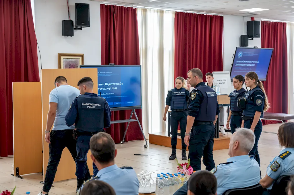 Άσκηση διαχείρισης περιστατικού ενδοοικογενειακής βίας στη Σχολή Αξιωματικών Ελληνικής Αστυνομίας (βίντεο)