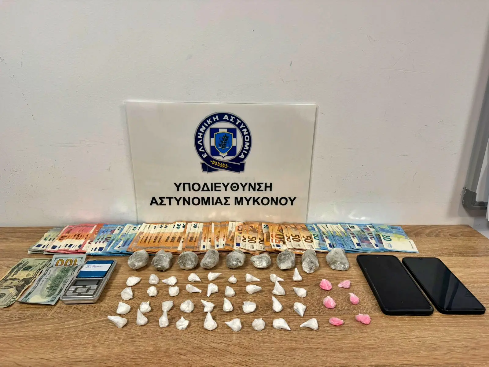 «Μπλόκο» σε 31χρονο dealer στη Μύκονο: Έκρυβε ροζ κοκαΐνη και κάνναβη σε υπαίθριες «καβάτζες» (βίντεο)