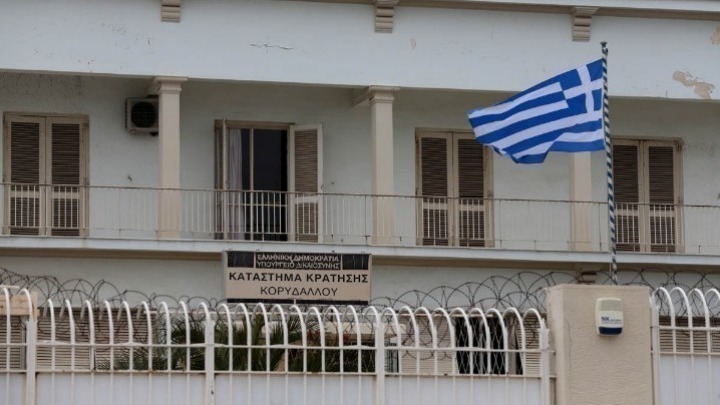 Συνελήφθησαν δύο σωφρονιστικοί υπάλληλοι για την απόδραση κρατούμενου από τις φυλακές Κορυδαλλού