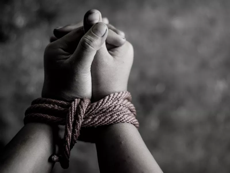 Ελλάδα 2025: Περισσότερα από 880 θύματα trafficking, ανάμεσά τους 108 παιδιά