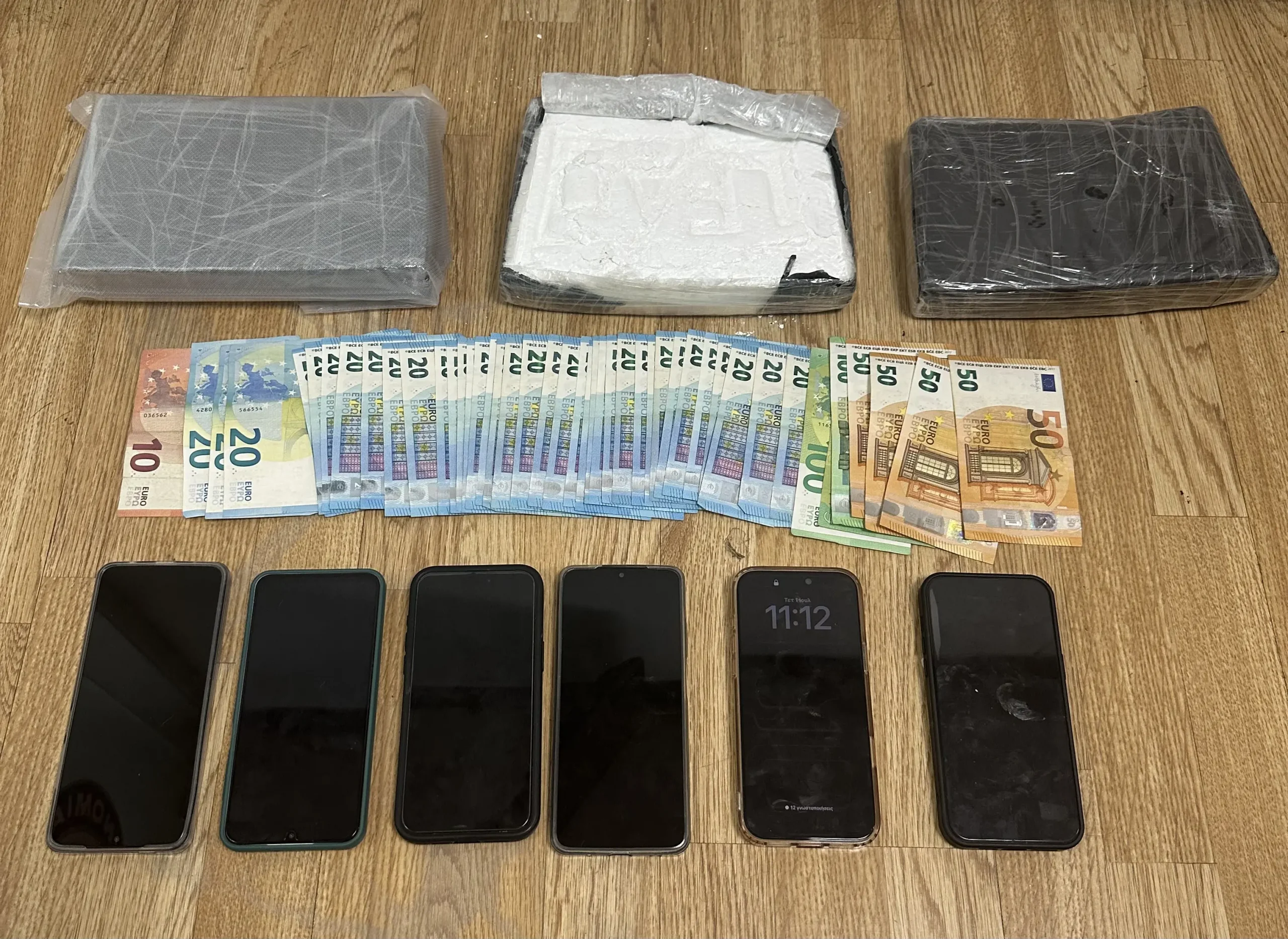 Χειροπέδες σε τρία άτομα στην Αττική για πάνω από 3 κιλά κοκαΐνης – Επεισοδιακή σύλληψη με καταδίωξη