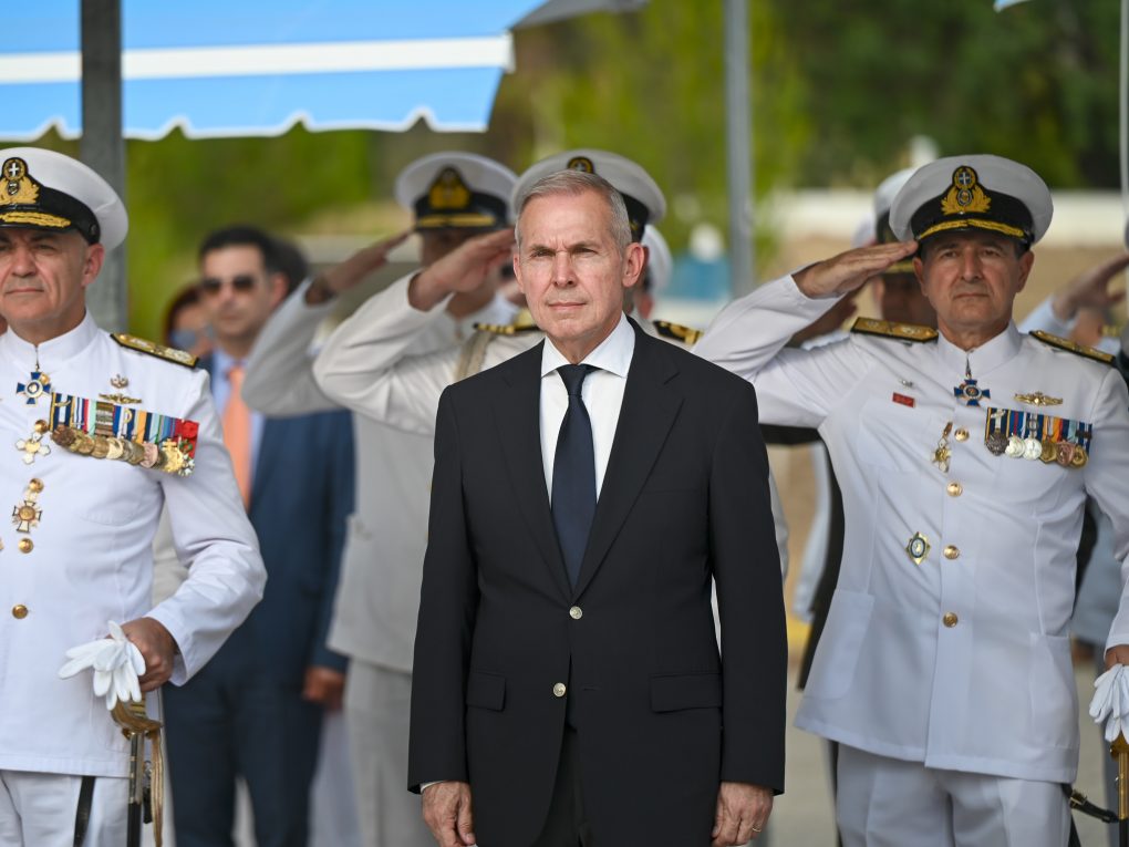 Απονομή πτυχίων από τον Θανάση Δαβάκη στην Ορκωμοσία Νέων Κελευστών και Λοχιών στη ΣΜΥΝ