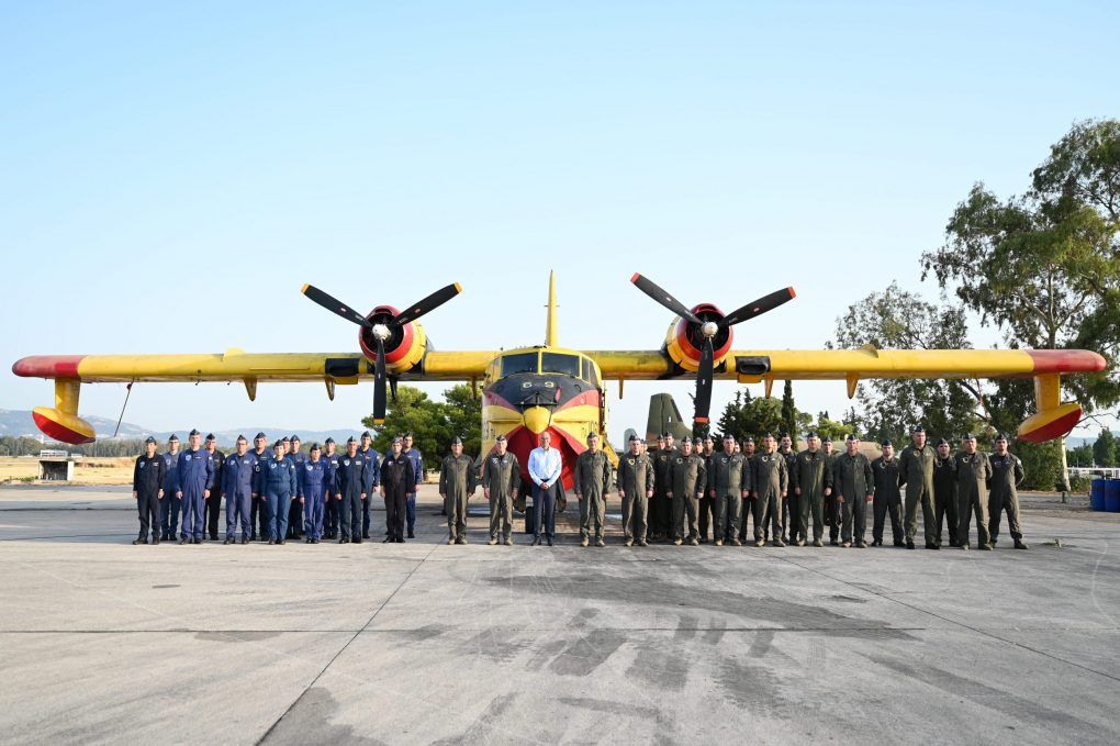 Επίσκεψη Νίκου Δένδια στη Μοίρα των Πυροσβεστικών Αεροσκαφών (355 ΜΤΜ) και τη Μοίρα Συντήρησης (ΜΣΑ) στην 112 ΠΜ, στην Ελευσίνα