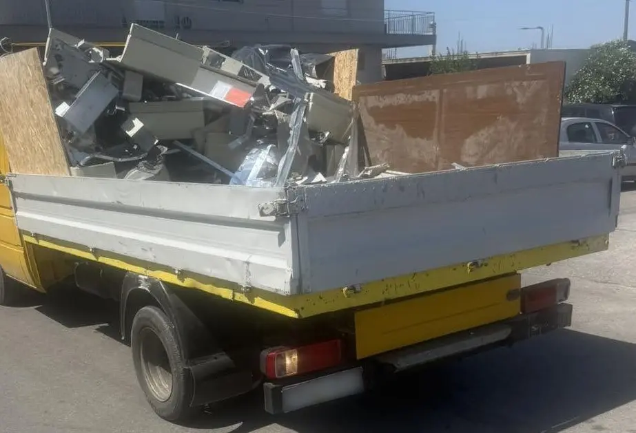Πιάστηκαν επ’ αυτοφώρω να πετάνε μπάζα σε οικόπεδο – Τρεις συλλήψεις από την ειδική ομάδα της ΓΑΔΑ