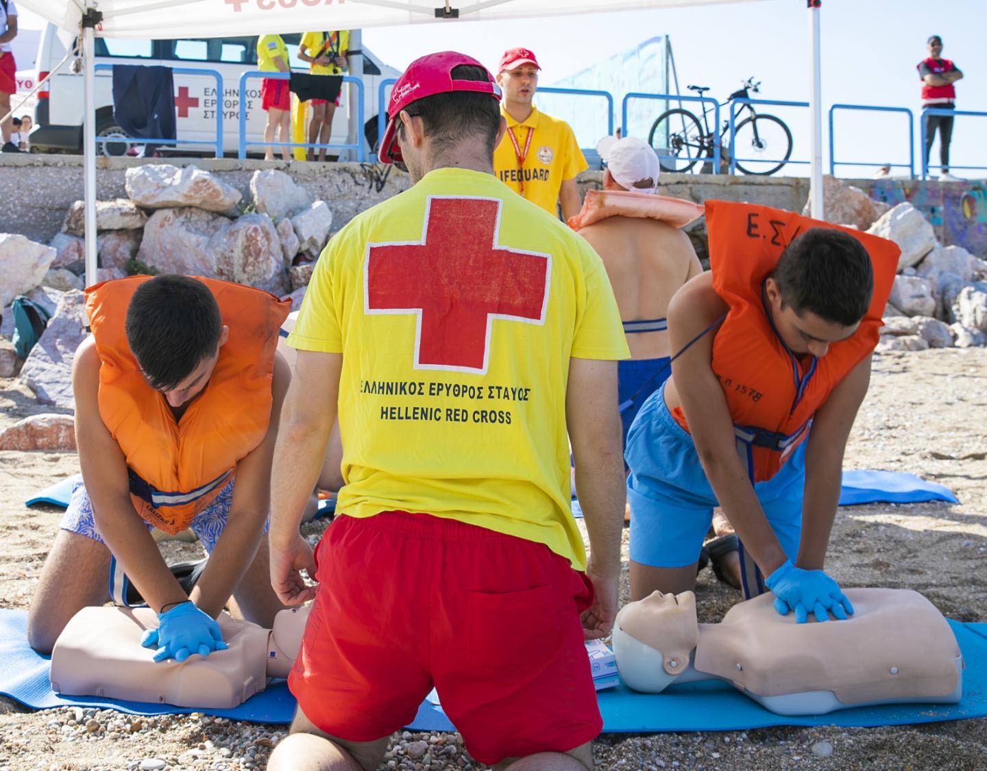 Ο Ε.Ε.Σ. διοργάνωσε με επιτυχία μεγάλη δράση ενημέρωσης για την ασφάλεια στο νερό στο Π. Φάληρο (βίντεο)