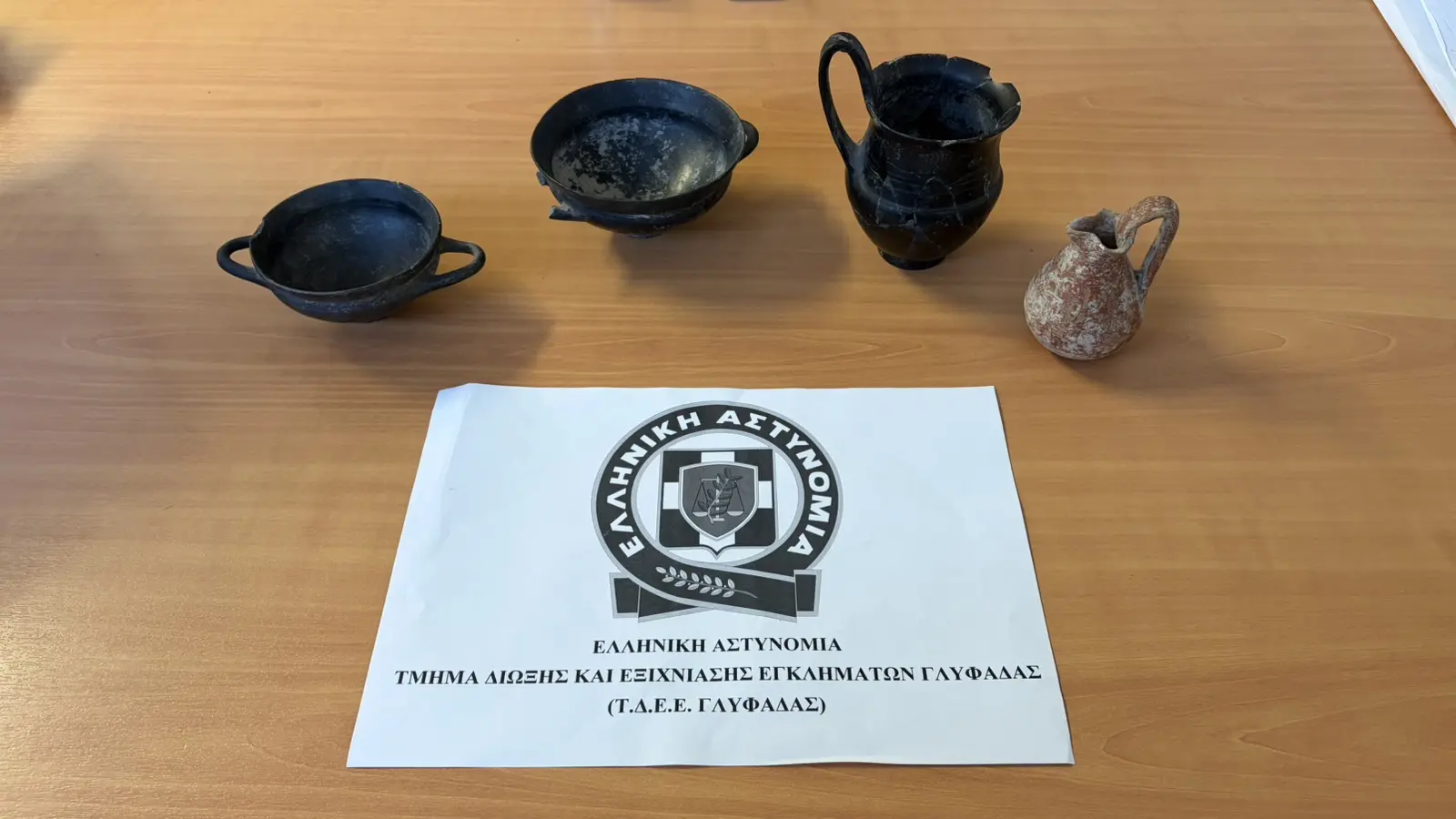 Γλυφάδα: Αρχαία αντικείμενα εντοπίστηκαν σε σπίτι 69χρονου – Χειροπέδες για αρχαιοκαπηλία