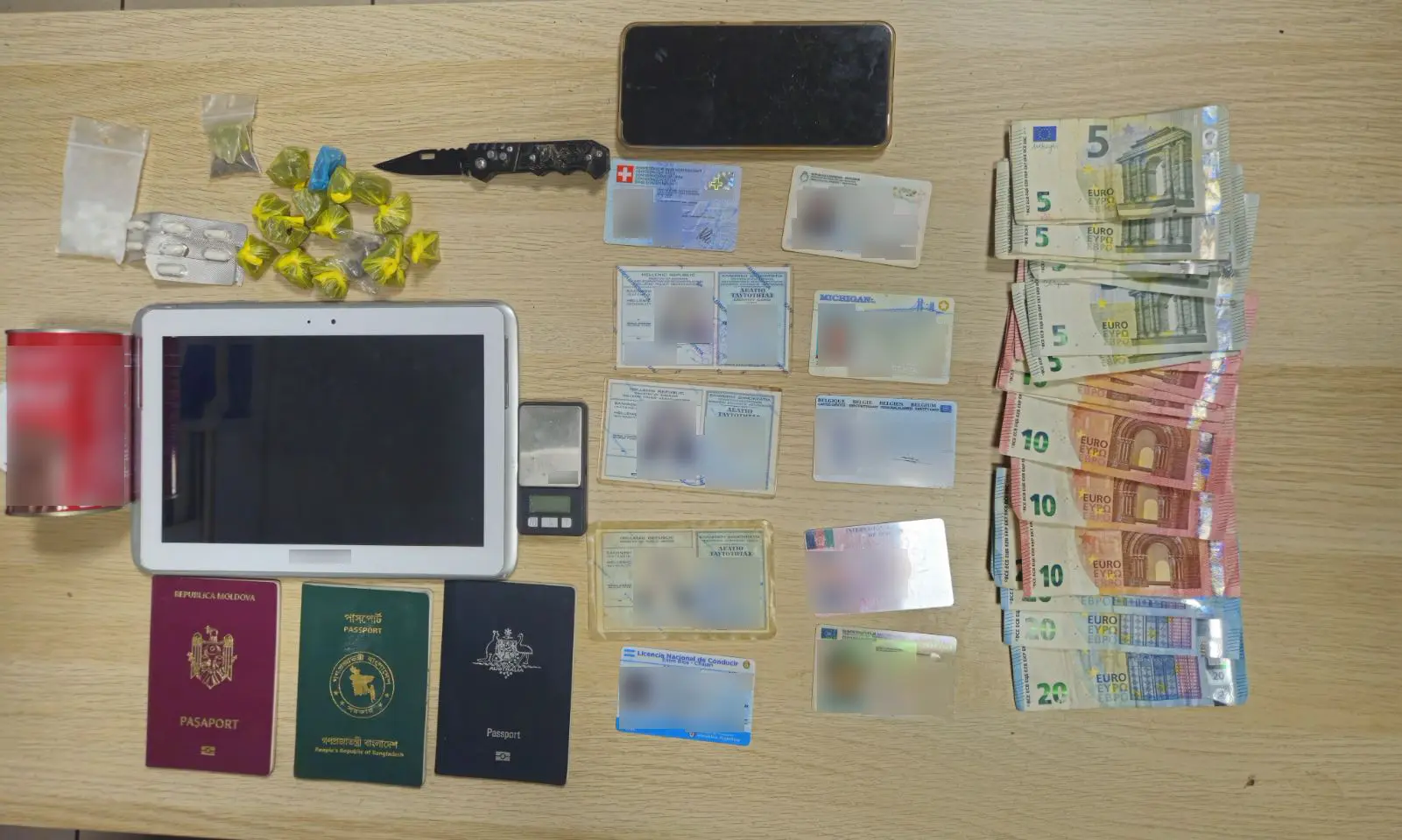 Ομόνοια: Χειροπέδες σε 38χρονο «ντίλερ» με ηρωίνη, μαχαίρια και κλεμμένα διαβατήρια
