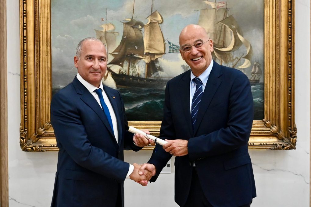 Παρουσία Ν. Δένδια στην τελετή απονομής της ιδιότητας του Εφέδρου Αξιωματικού και του βαθμού Πλωτάρχη ε.τ. στον εφοπλιστή Β. Πατέρα