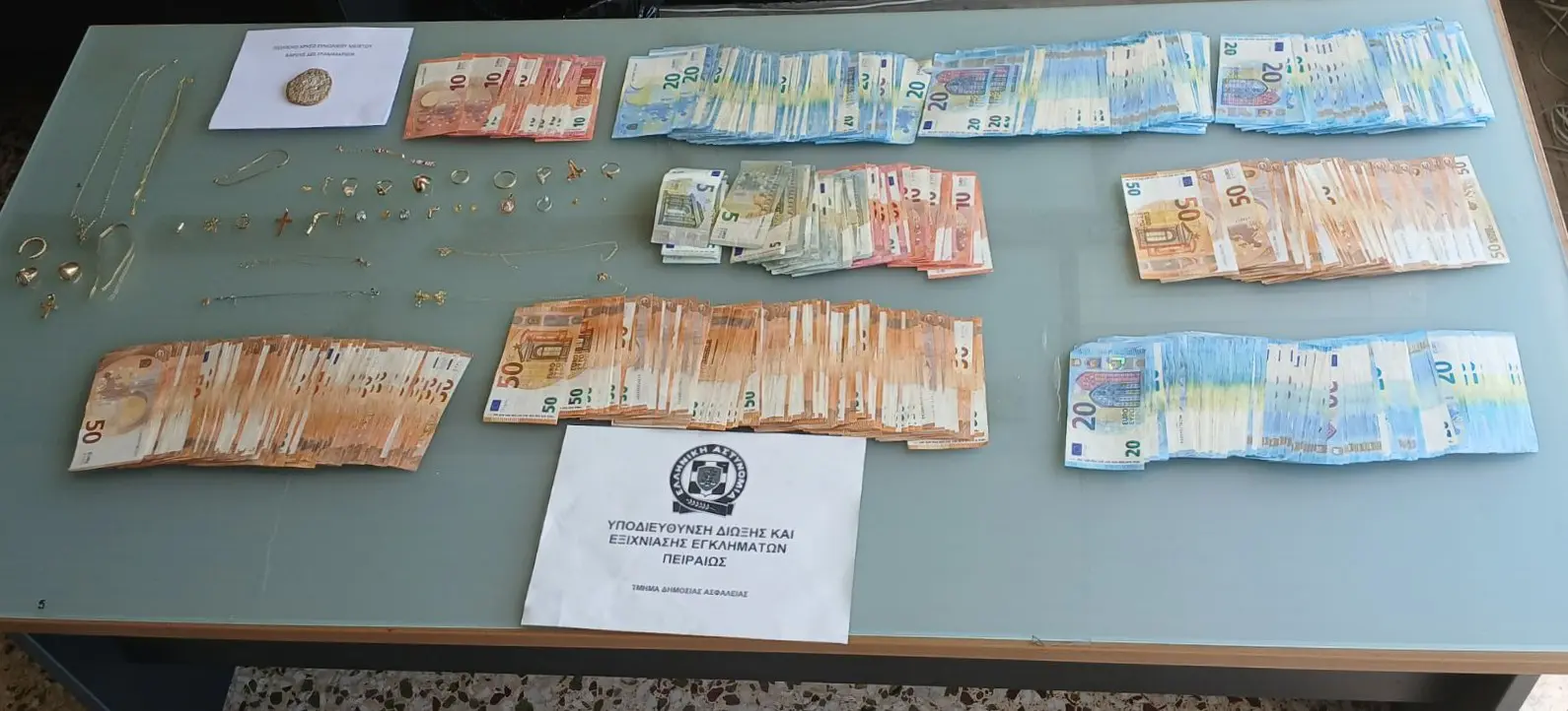 Πειραιάς: «Ξήλωσαν» σπείρα που ξάφριζε πολυτελείς οικίες στην Αττική – Χειροπέδες σε 23χρονη και έφοδος σε ενεχυροδανειστήριο
