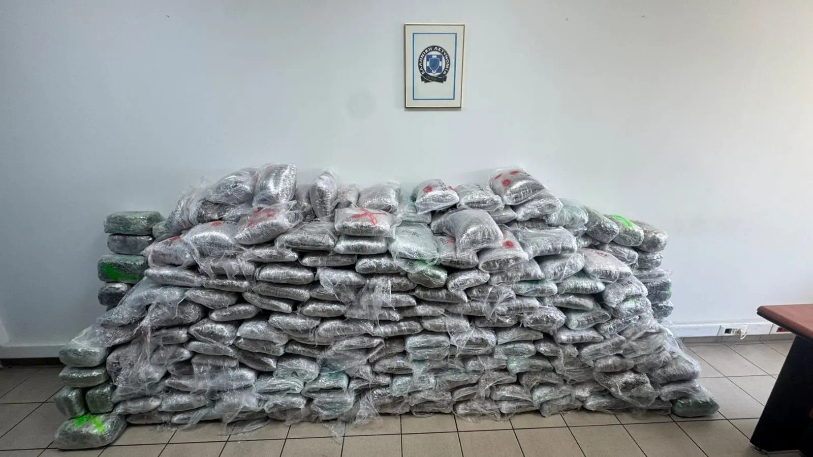 Διεθνές κύκλωμα ναρκωτικών «έσπασε» στη Θεσσαλονίκη: Έκρυβαν 324 κιλά κάνναβης σε δέματα ανακύκλωσης χαρτιού (βίντεο)