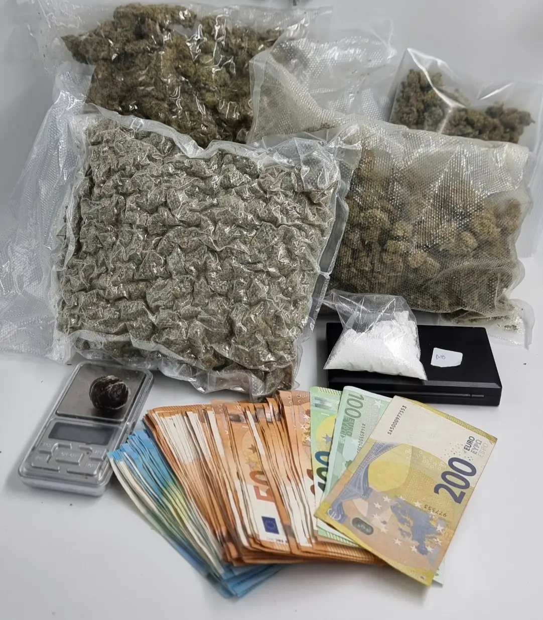 Κέρκυρα: Χειροπέδες σε δύο 19χρονους για διακίνηση ναρκωτικών – Εντοπίστηκαν πάνω από 1 κιλό κάνναβης και κοκαΐνη