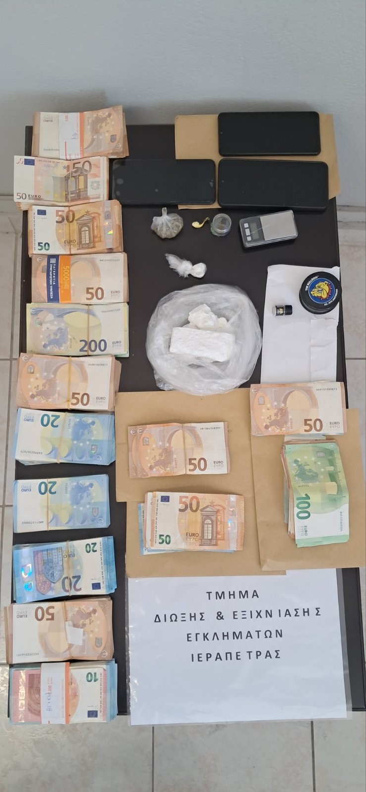 «Μπλόκο» της ΕΛ.ΑΣ. σε σπείρα ναρκωτικών στο Λασίθι: Έξι συλλήψεις και κατασχέσεις κοκαΐνης και χιλιάδων ευρώ
