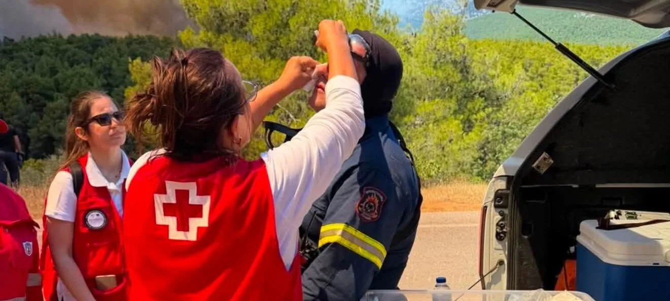Ο Ελληνικός Ερυθρός Σταυρός προτείνει 10 βασικές συμβουλές για προστασία μετά από πυρκαγιά (βίντεο)