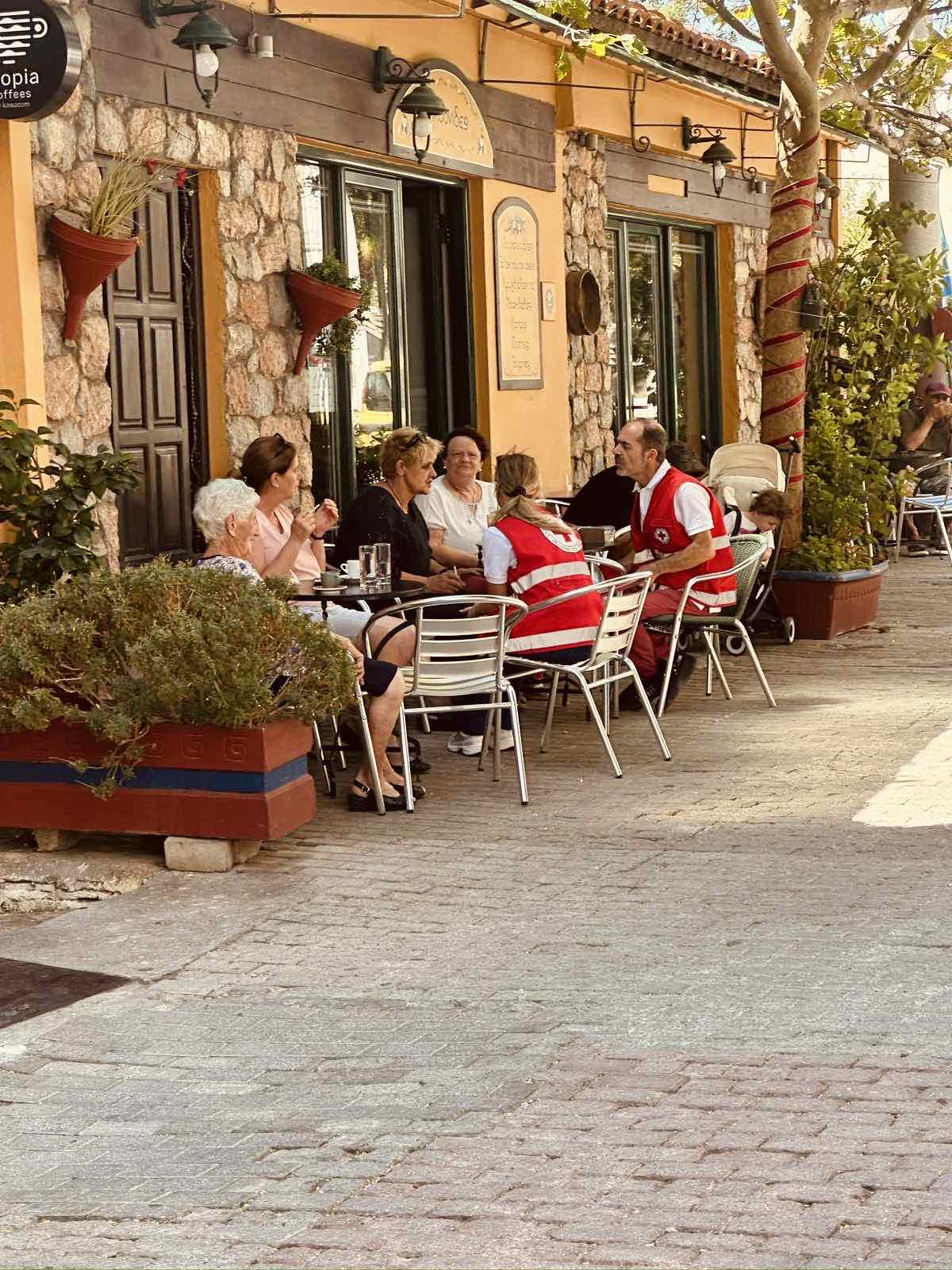 Ο Ελληνικός Ερυθρός Σταυρός ενημερώνει τους πυρόπληκτους της Δ. Αττικής για τα μέτρα στήριξης της Πολιτείας
