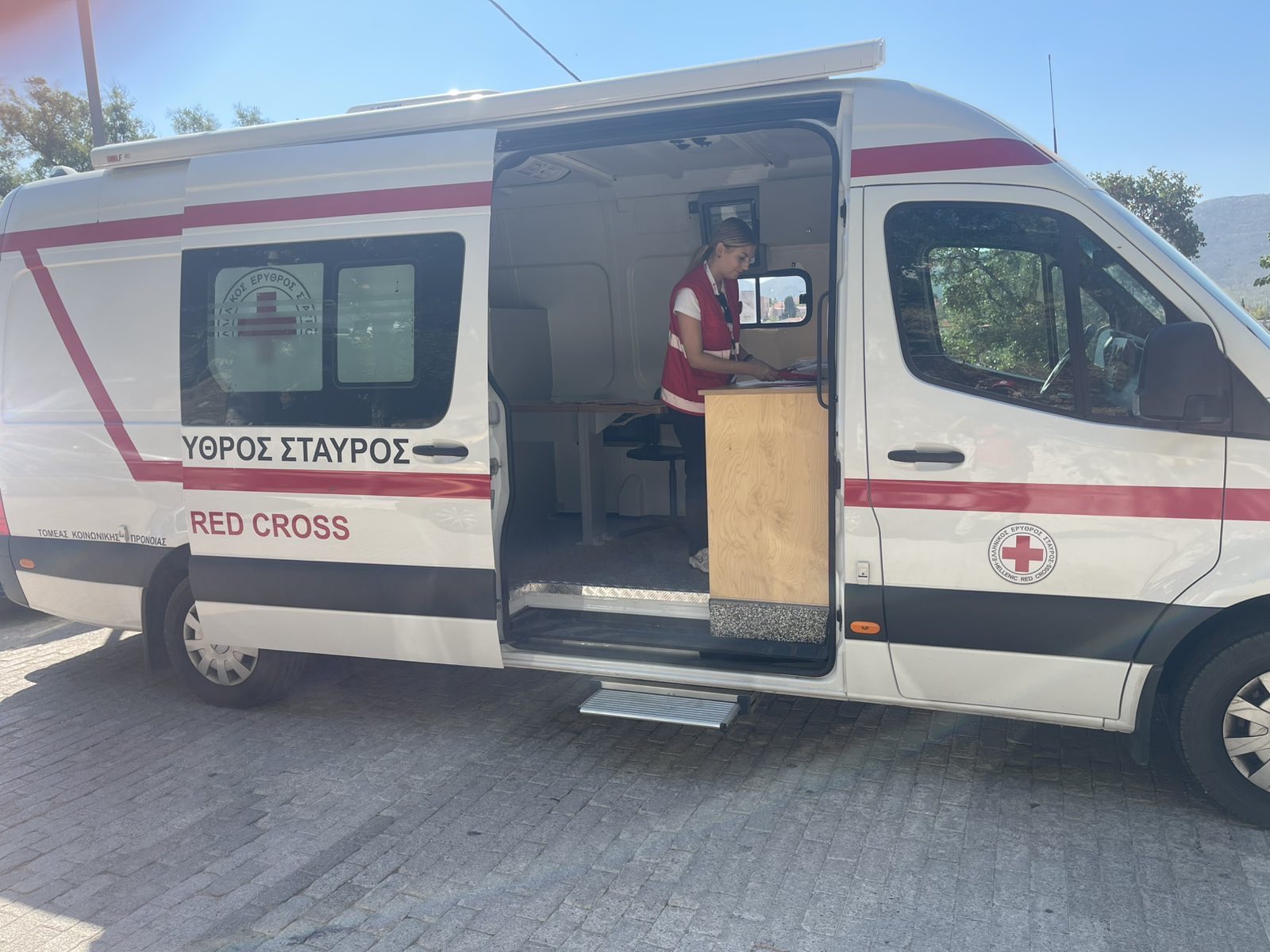 Ο Ελληνικός Ερυθρός Σταυρός προσφέρει ψυχοκοινωνική υποστήριξη στους πυρόπληκτους της Δυτικής Αττικής
