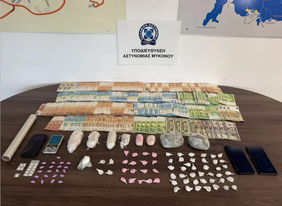 «Μπλόκο» της ΕΛ.ΑΣ. στη Μύκονο: Χειροπέδες σε δύο αλλοδαπούς με κοκαΐνη, MDMA και 66.000 ευρώ (βίντεο)