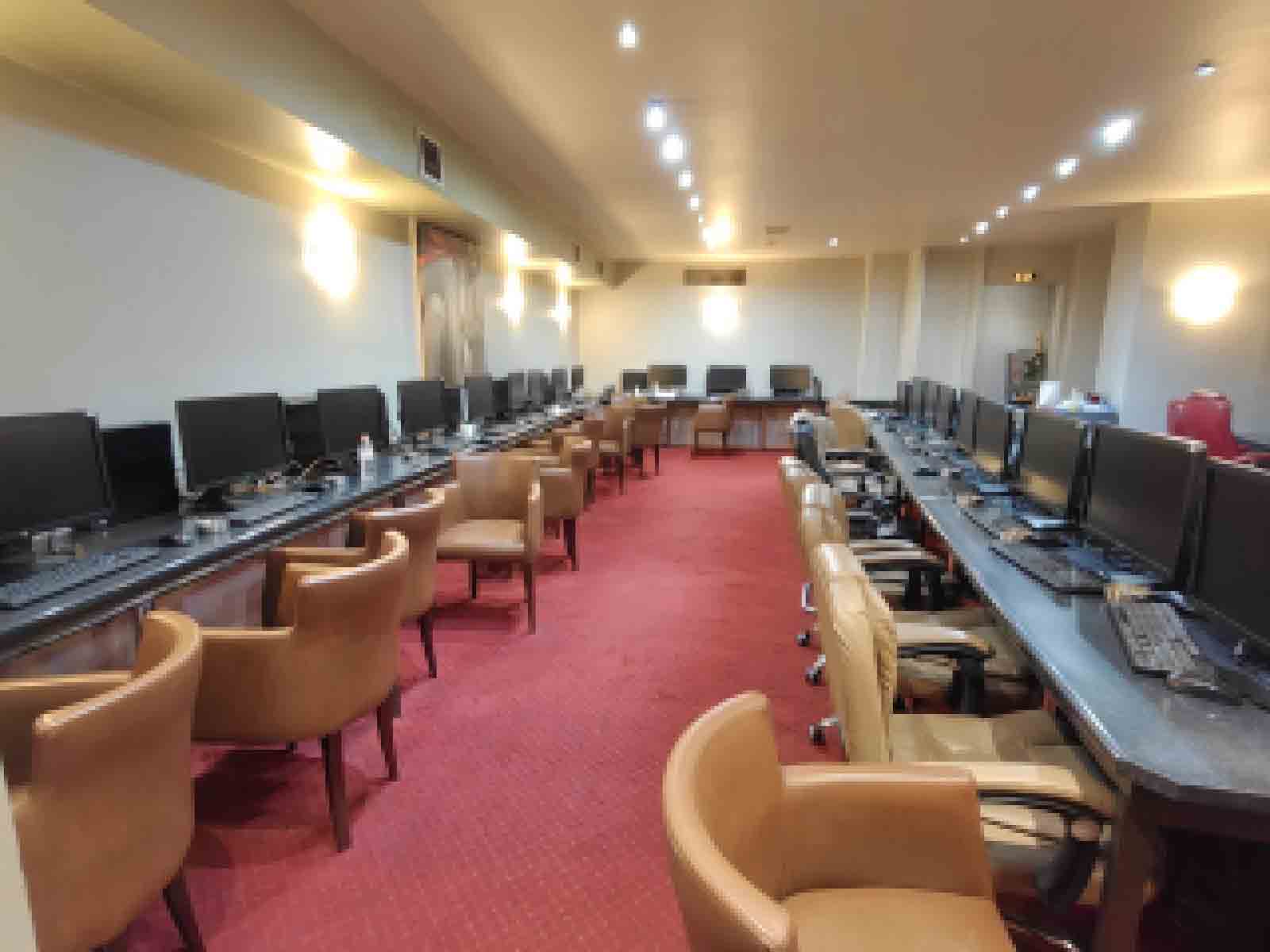 Έφοδος της ΕΛ.ΑΣ. σε «μίνι καζίνο» στην Καλλιθέα: Έξι συλλήψεις και κατάσχεση δεκάδων ηλεκτρονικών υπολογιστών