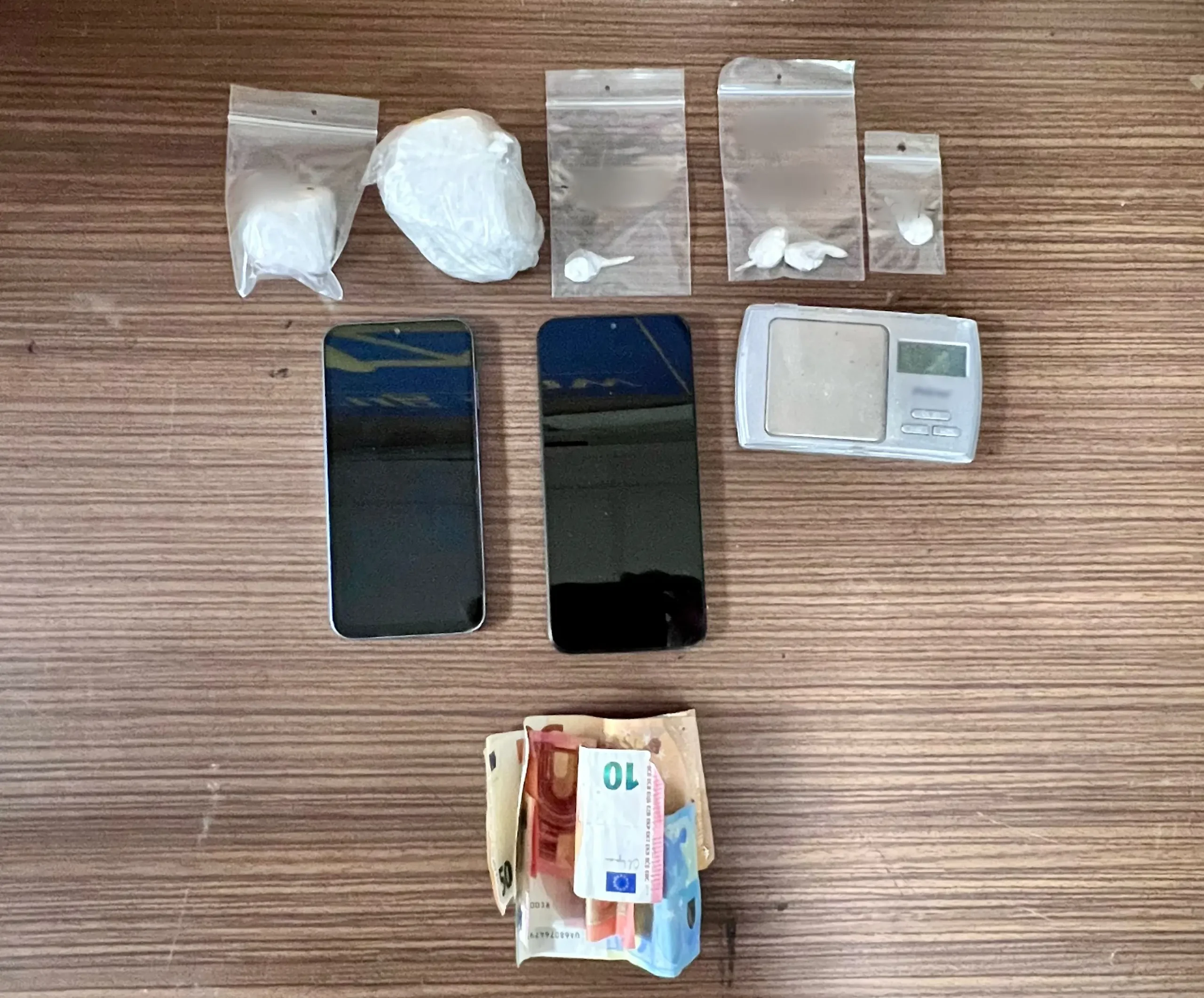 Δύο συλλήψεις σε Περιστέρι και Ίλιον για εμπορία κοκαΐνης: Χειροπέδες σε 61χρονη και 50χρονο