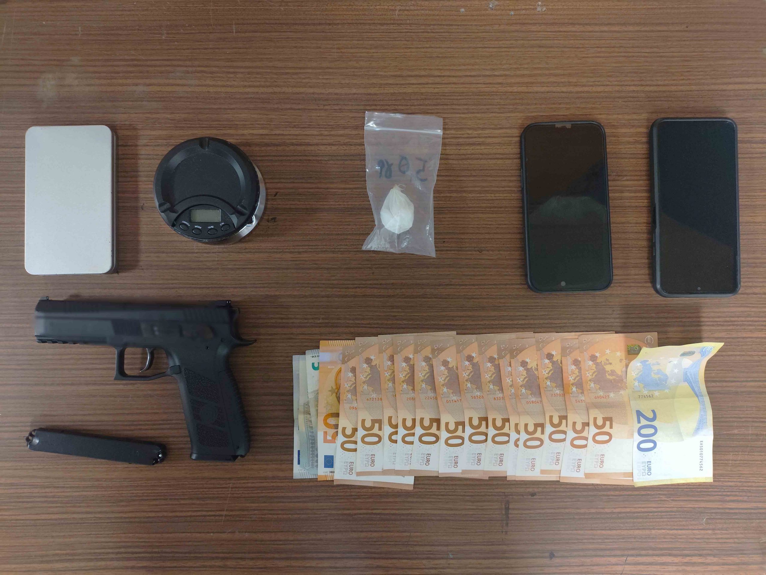 Αττική: Χειροπέδες σε 35χρονο ιδιοκτήτη μαγαζιού για κοκαΐνη και αεροβόλο όπλο