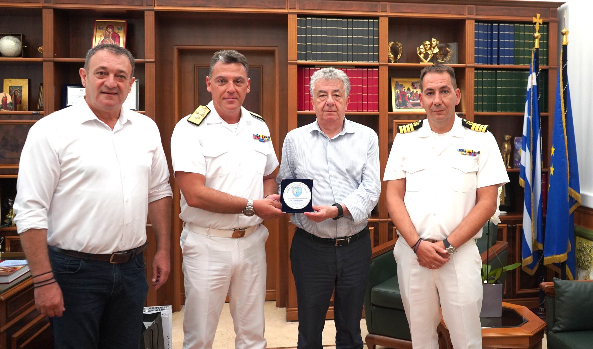 Τιμητική πλακέτα στον Περιφερειάρχη Κρήτης για τη στήριξη στο έργο του Λιμενικού Σώματος στο νησί
