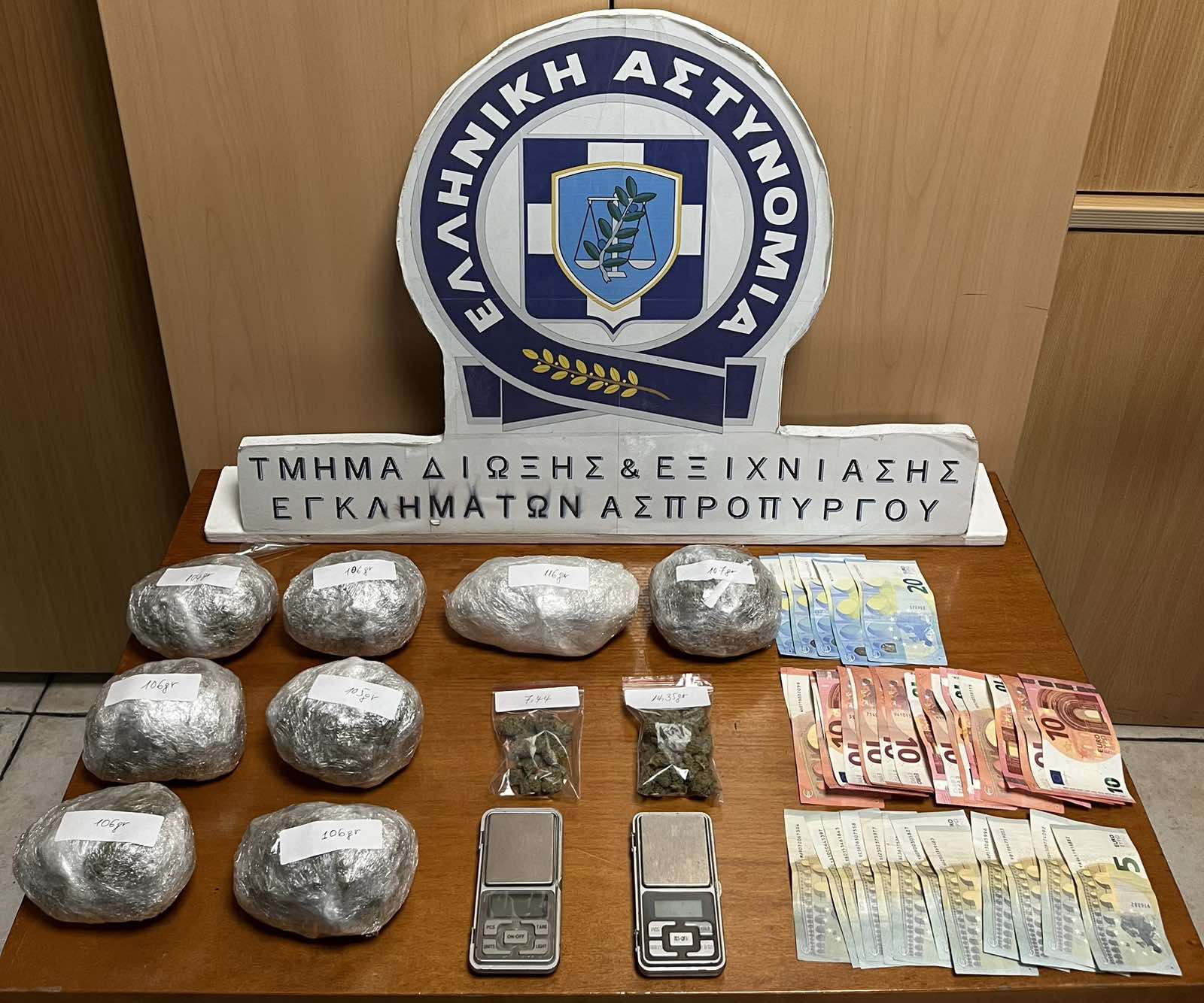 Αγία Βαρβάρα: Σύλληψη 22χρονου και 63χρονου με «ορμητήριο» σπίτι – Εντοπίστηκαν ναρκωτικά σε ειδική κρύπτη στην κουζίνα (βίντεο)
