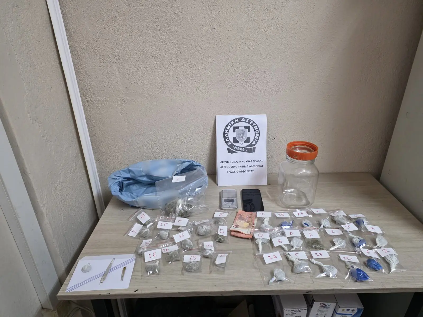 Χειροπέδες σε άνδρα στην Πέλλα για διακίνηση και καλλιέργεια κάνναβης – Τι εντόπισαν οι αρχές