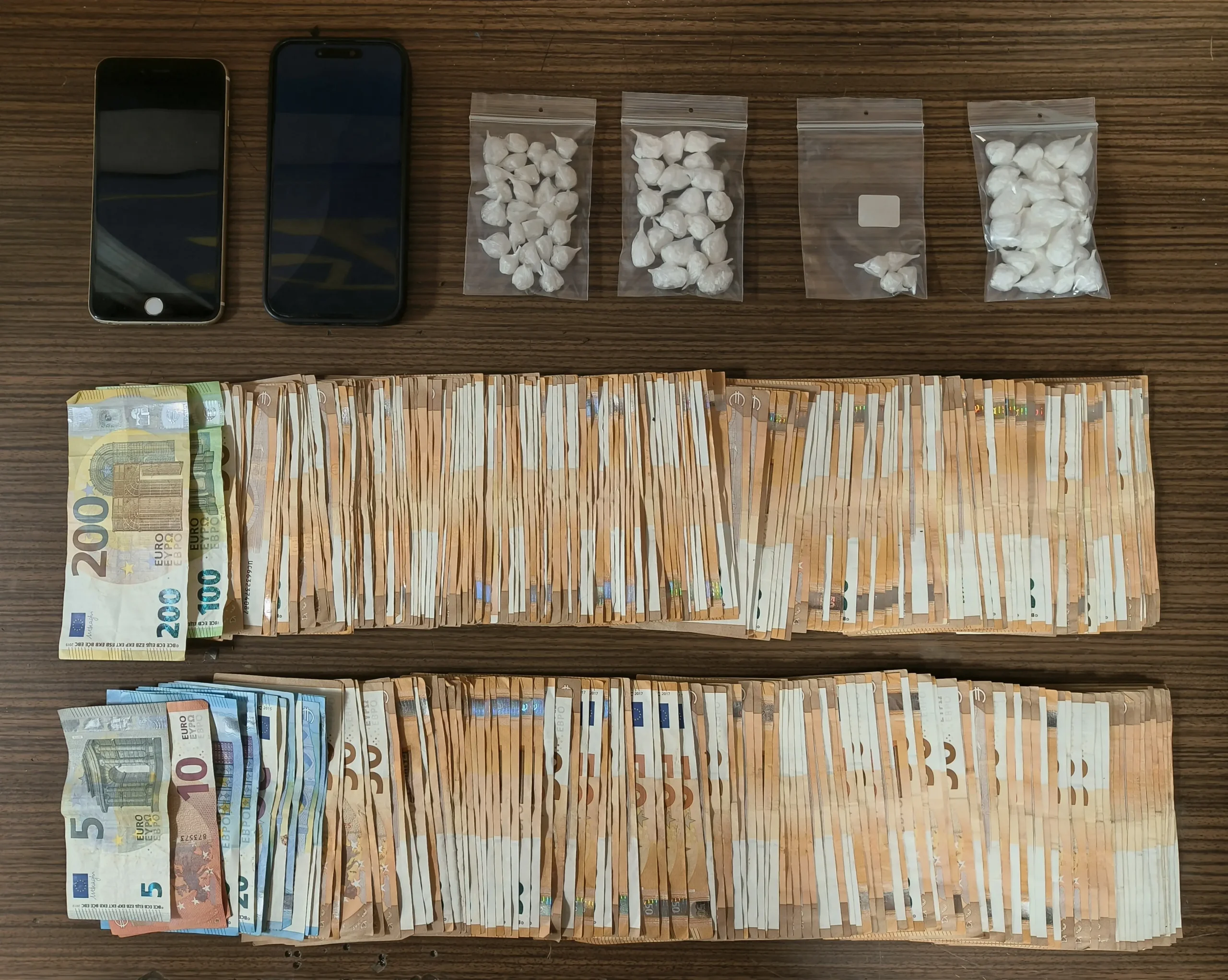 Αθήνα: Σύλληψη 37χρονου στο κέντρο για διακίνηση κοκαΐνης – Επιτέθηκε σε αστυνομικούς για να διαφύγει