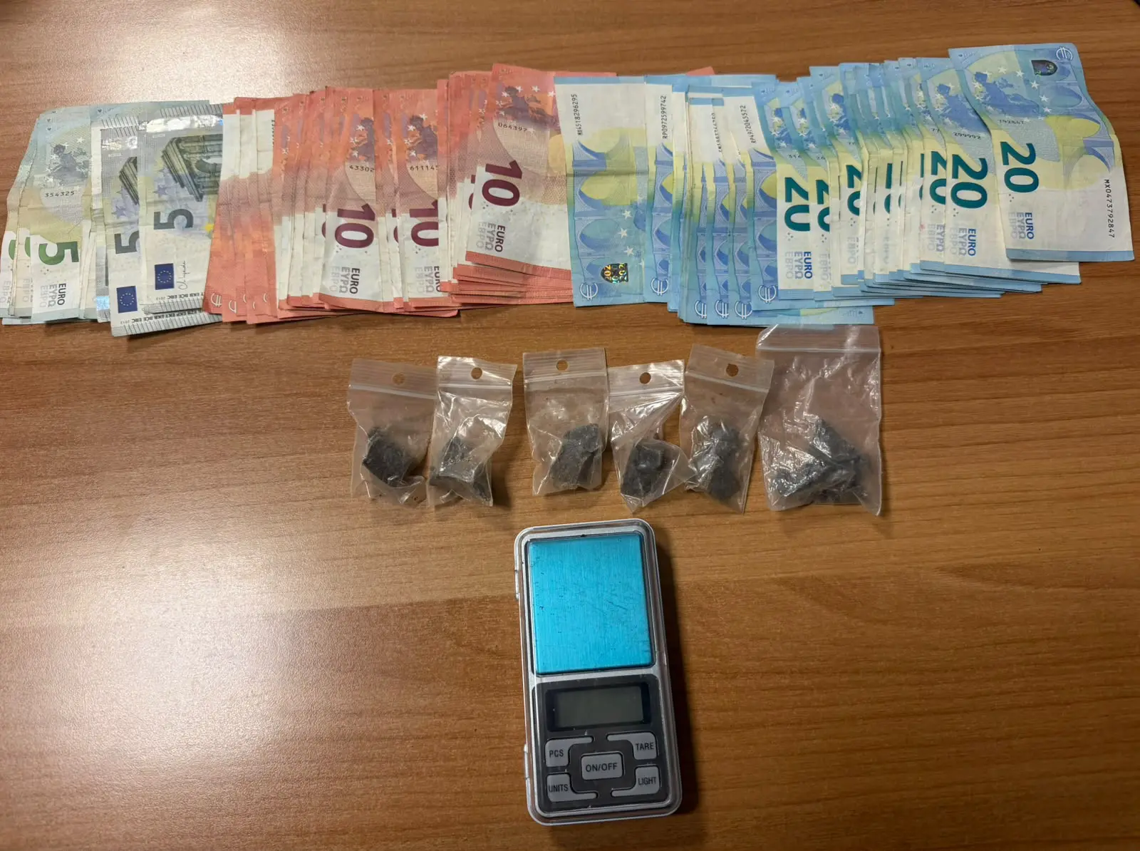 Ομόνοια: Συνελήφθη 38χρονος που χρησιμοποιούσε εγκαταλελειμμένο κτίριο ως «ορμητήριο» διακίνησης ηρωίνης