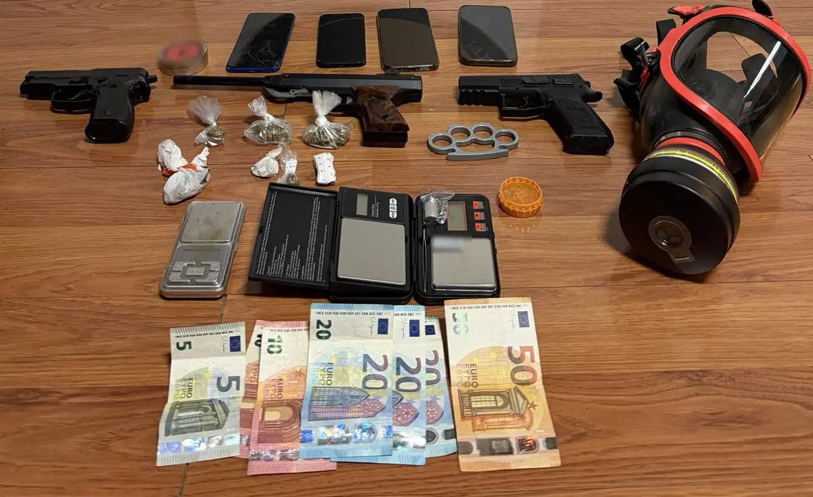 Εξάρθρωση συμμορίας νεαρών διακινητών ναρκωτικών σε Θησείο και Κεραμεικό – Τρεις συλλήψεις και οπλισμός