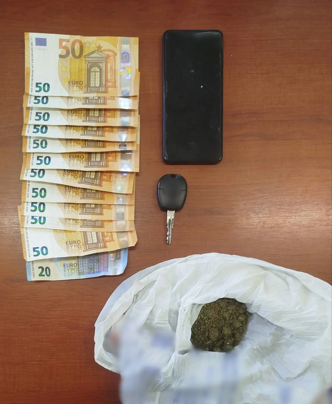 Φωκίδα: Συνελήφθη οδηγός με κάνναβη κρυμμένη στο καπό του αυτοκινήτου