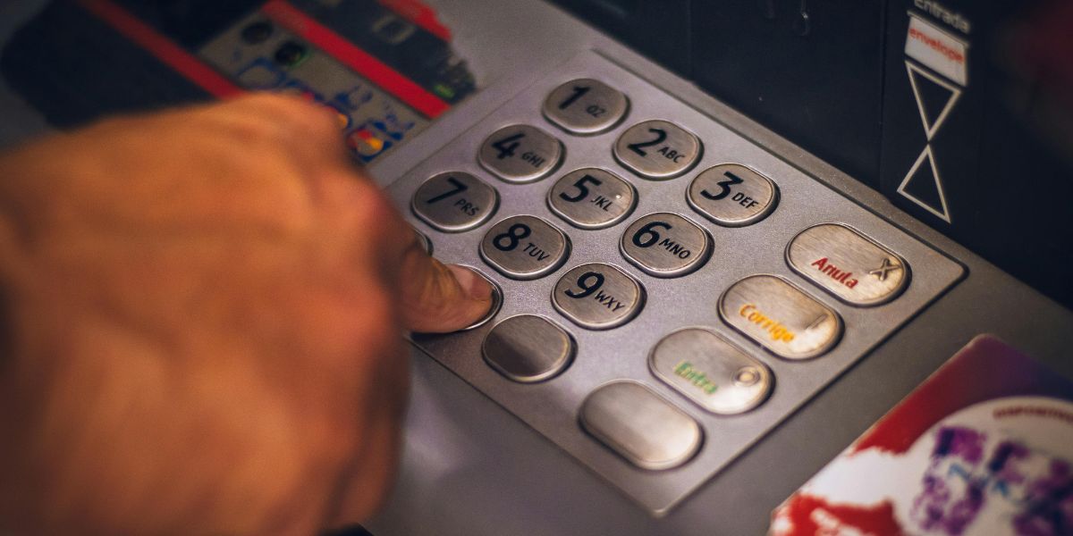 Στοπ σε ληστές και βομβιστές ΑΤΜ: Νέα αυστηρά μέτρα ασφαλείας στις τράπεζες με υπογραφή Χρυσοχοΐδη
