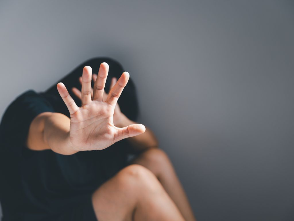 Σύμπραξη Αρχιεπισκοπής Αθηνών και Υπουργείου Κοινωνικής Συνοχής για την πρόληψη της ενδοοικογενειακής βίας